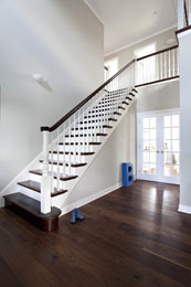 Treppe mit Luftraum über zwei Etagen eines Bostonhaus