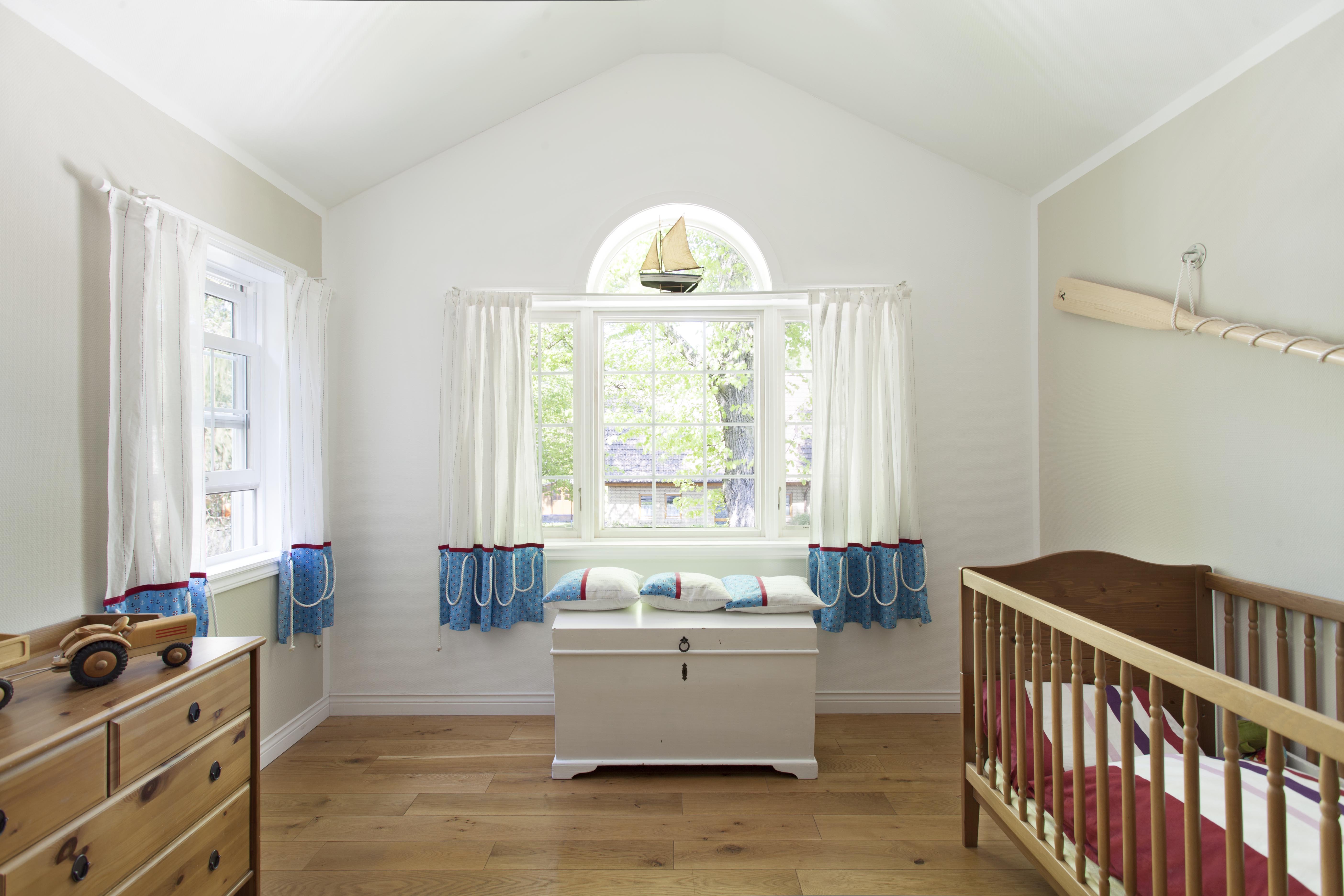 Kinderzimmer mit offener Decke bis in den Dachfirst