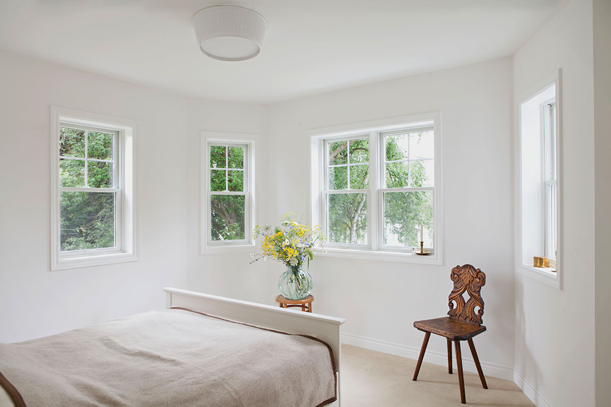Schlafzimmer mit Blick aus dem Achteckerker
