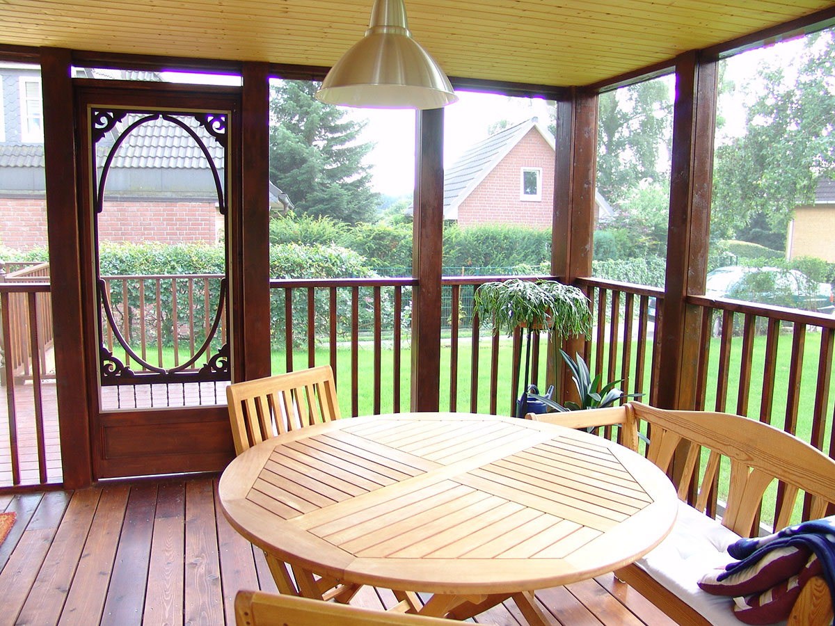 Die überdachte Veranda mit Insektengaze wird zum Lieblingsplatz von Frühling bis Herbst.