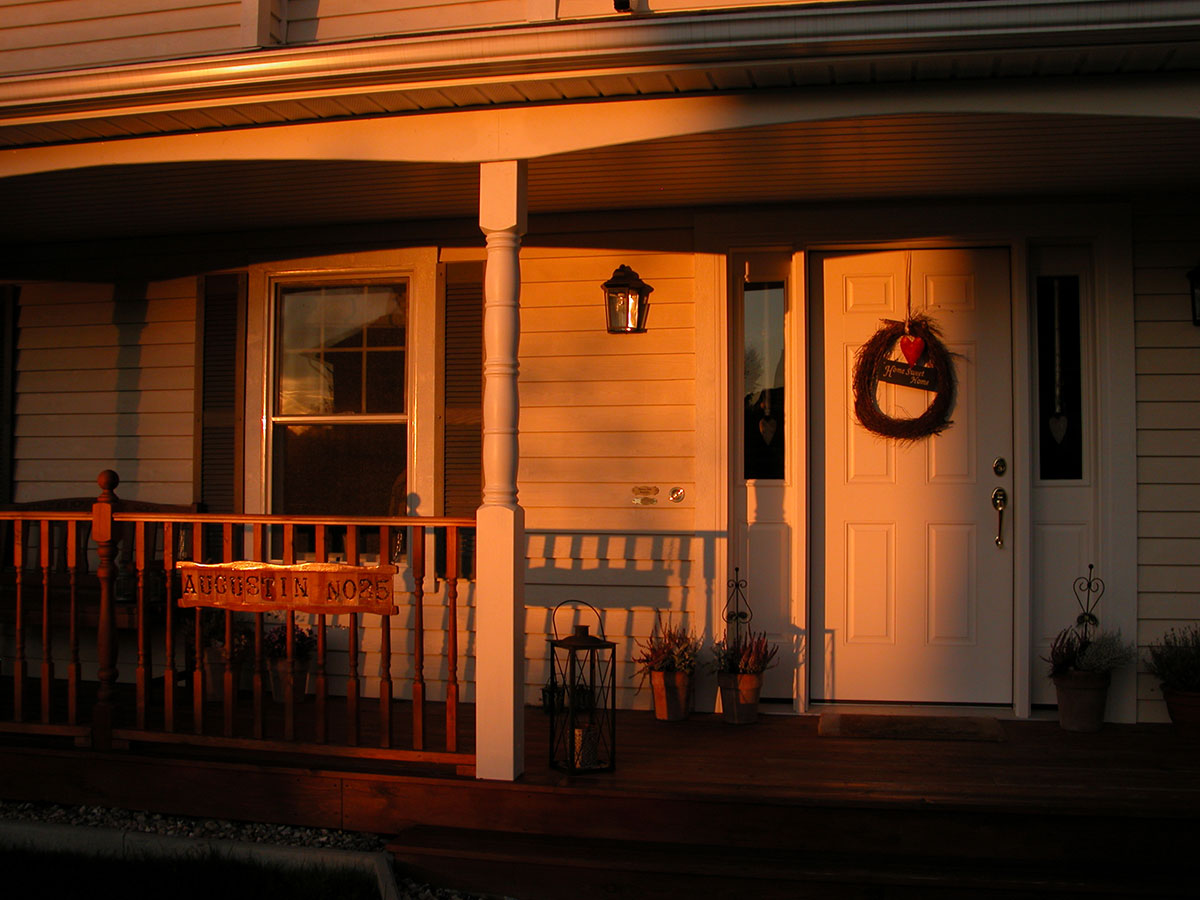 Eingangsporch eines Bostonhaus bei Sonnenuntergang